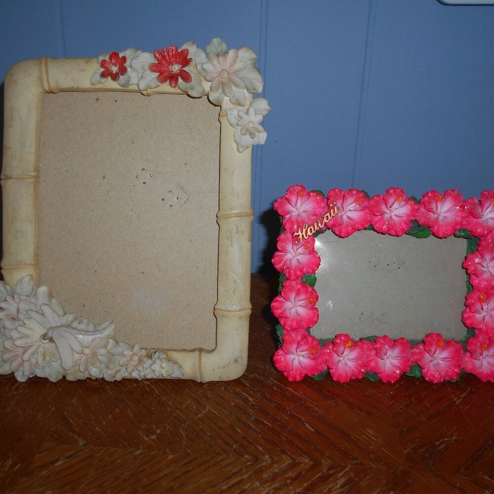 2 Decorative Picture Frames with Flowers - Picture 1 of 5